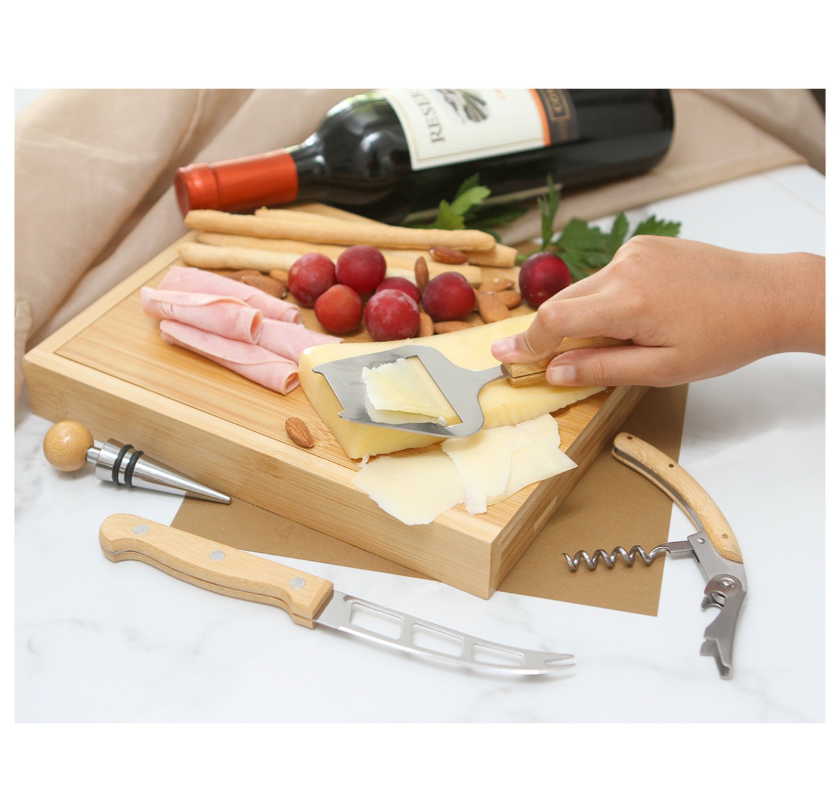 El set para quesos y vino Tremat incluye todo lo necesario para una experiencia gourmet: sacacorchos, pala para queso, cuchillo para queso, y tapón de vino.